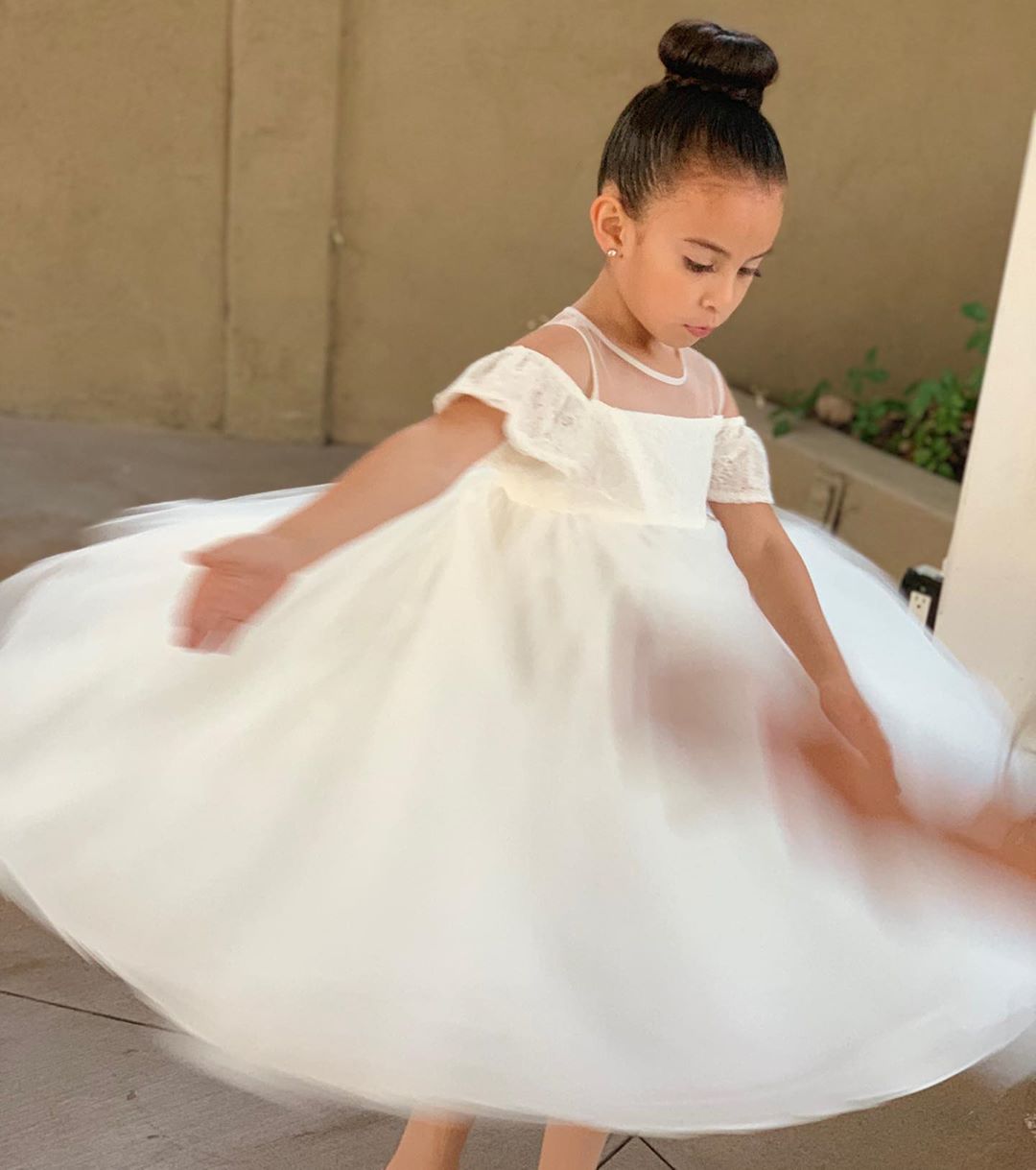 Pretty Cold-Shoulder Tulle Flower Girl Dresses | White Lace Little Girls Pageant Dresses 3