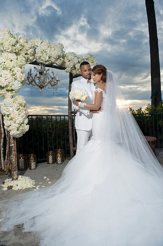 Mermaid Off-the-shoulder Long Sleeves Chapel Train Tulle Bridal Gown With Appliques 2