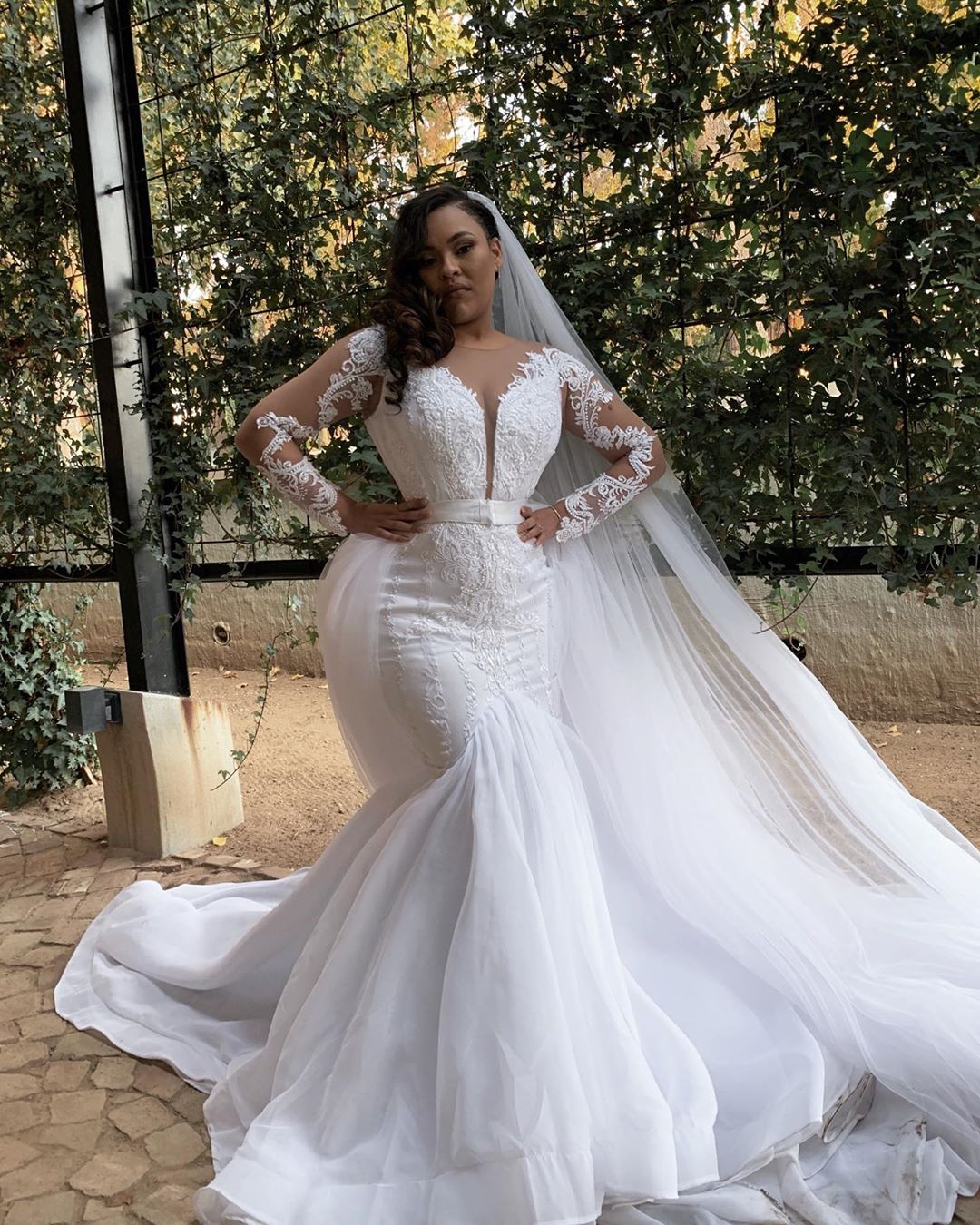 Mermaid Jewel Neck Long Sleeves Floor-length Tulle Bridal Gown With Lace 2