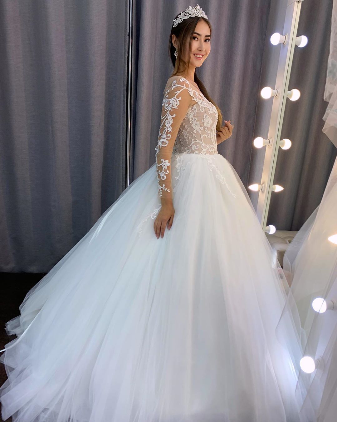 Sweetheart Neck Long Sleeves Court Train Tulle Wedding Dress With Pearls 2