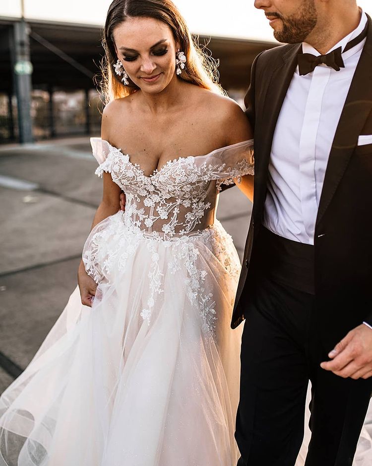 A-line Sweetheart Neck Sleeveless Chapel Train Tulle Bridal Gown With Lace 6