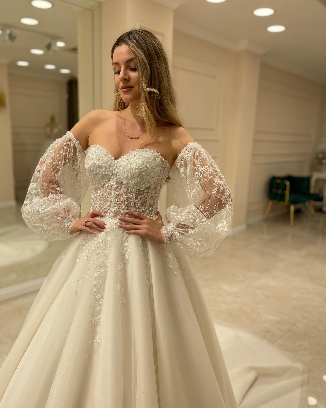 A-line Sweetheart Neck Long Sleeves Chapel Train Tulle Bridal Gown With Lace 3