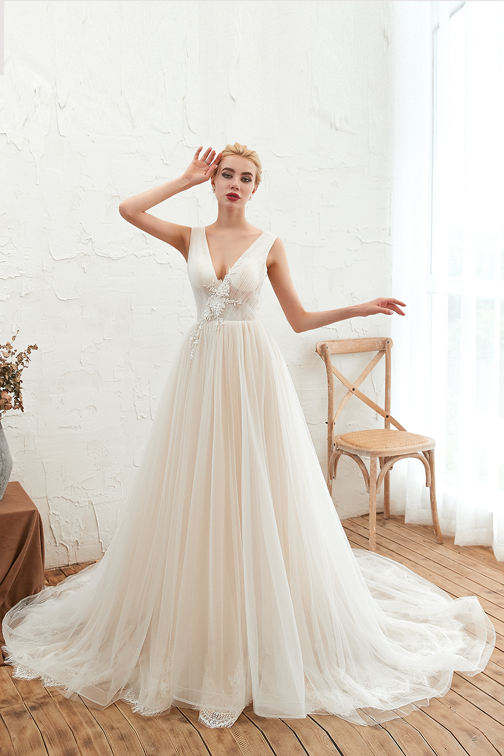 A-line V-neck Sleeveless Chapel Train Tulle Wedding Gown With Rhinestone 4