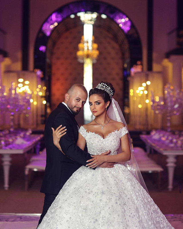 Ball Gown Off-the-shoulder Sleeveless Sweep / Brush Train Wedding Gown With Appliques 5