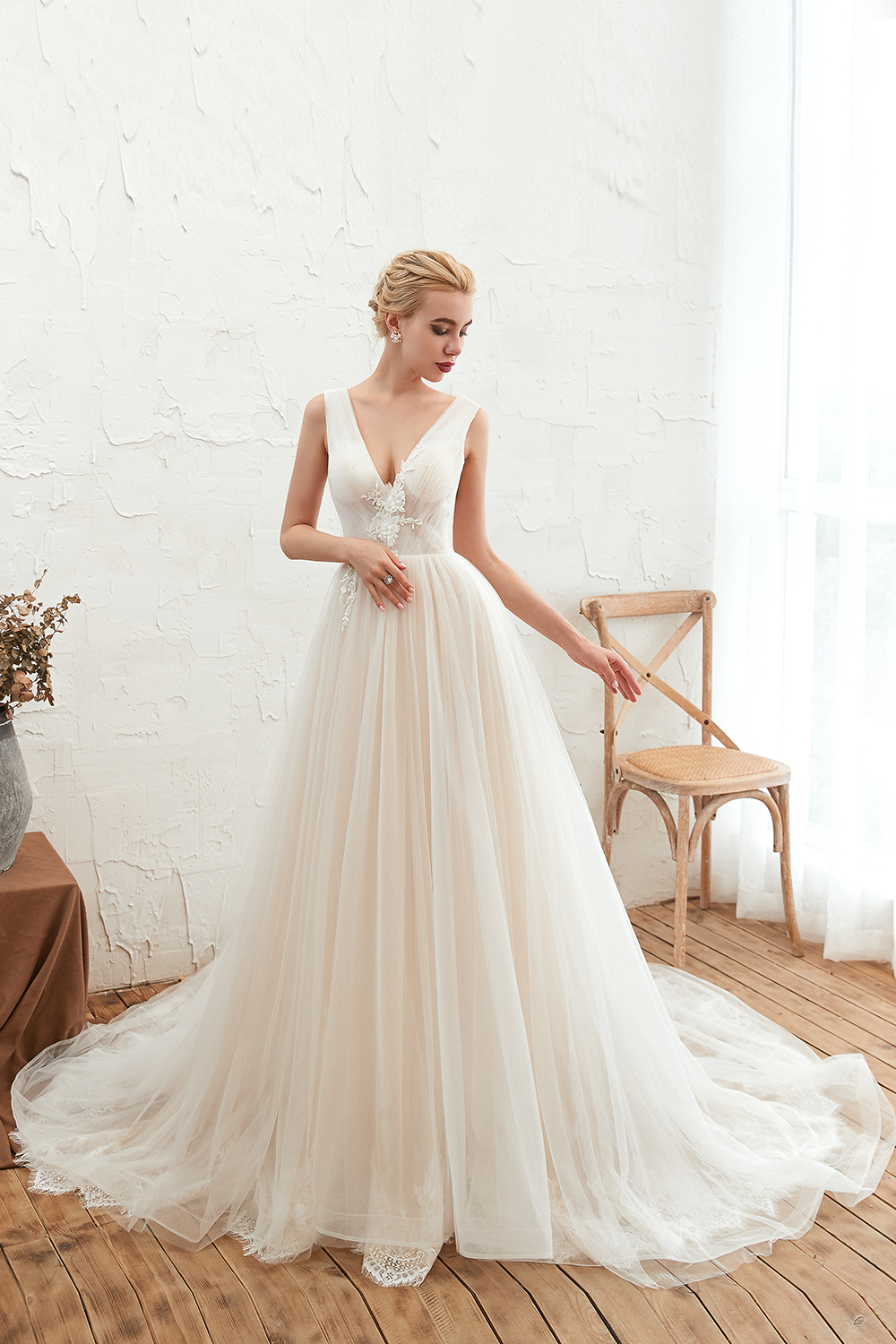A-line V-neck Sleeveless Chapel Train Tulle Wedding Gown With Rhinestone 5