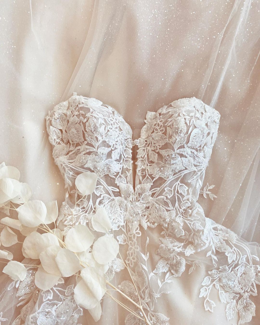 A-line Spaghetti Straps Sleeveless Chapel Train Tulle Wedding Gown With Lace 3