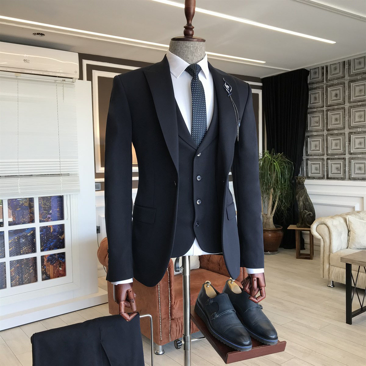 Black Formal Business Suit with Peaked Lapel 2