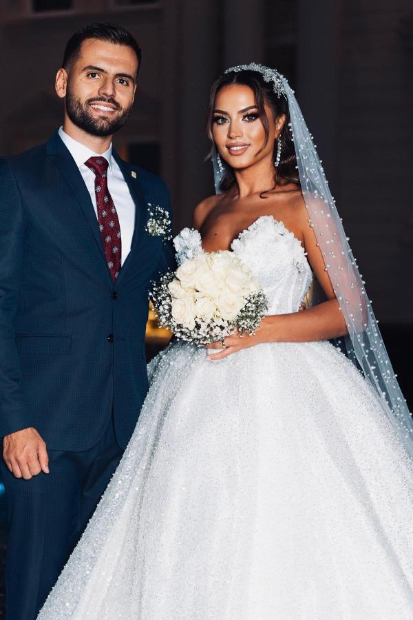 Ball Gown Sweetheart Neck Sleeveless Chapel Train Bridal Attire With Appliques 4