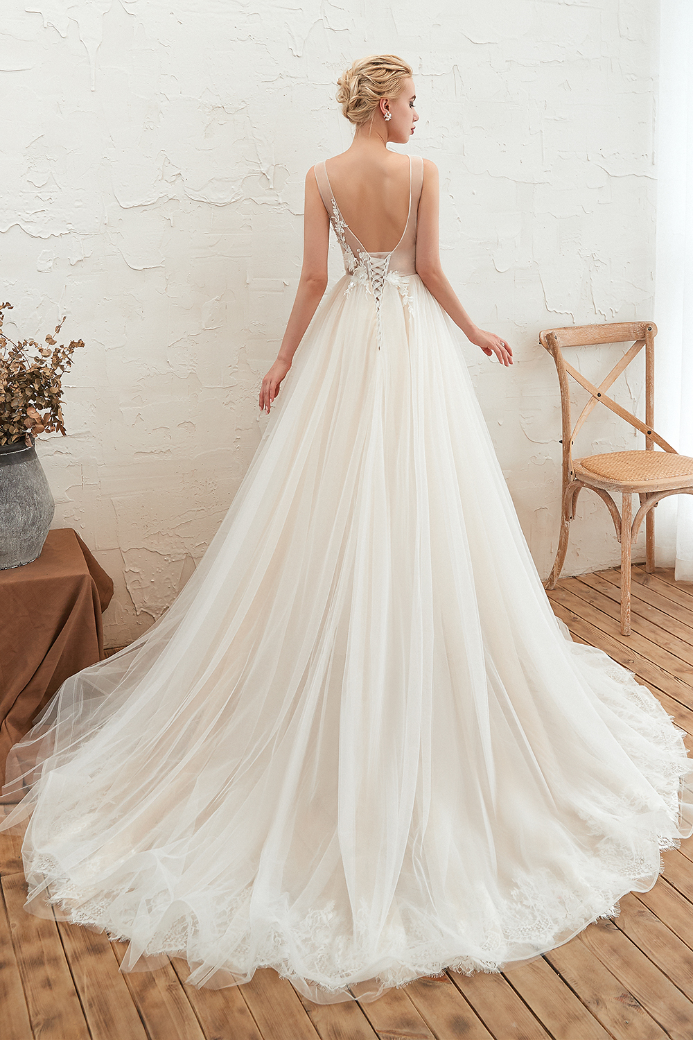 A-line V-neck Sleeveless Chapel Train Tulle Wedding Gown With Rhinestone 2
