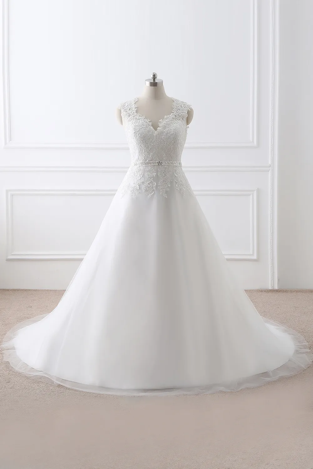 V-neck Sleeveless Sweep / Brush Train Tulle Wedding Gown With Lace 1