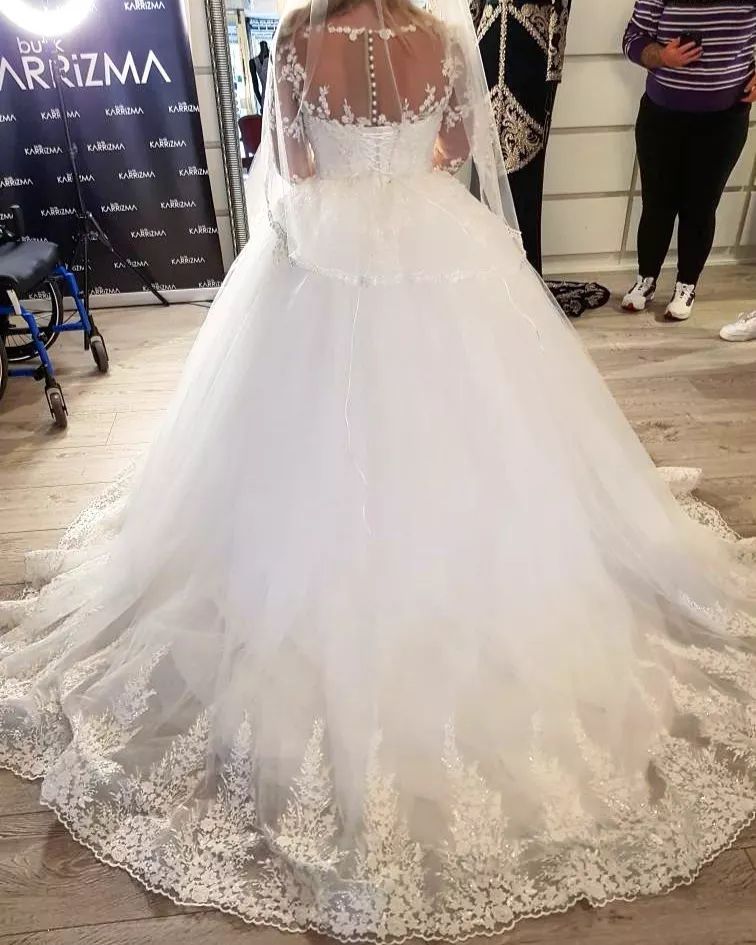 Ball Gown Jewel Neck Sleeveless Chapel Train Tulle Bridal Gown With Lace 2