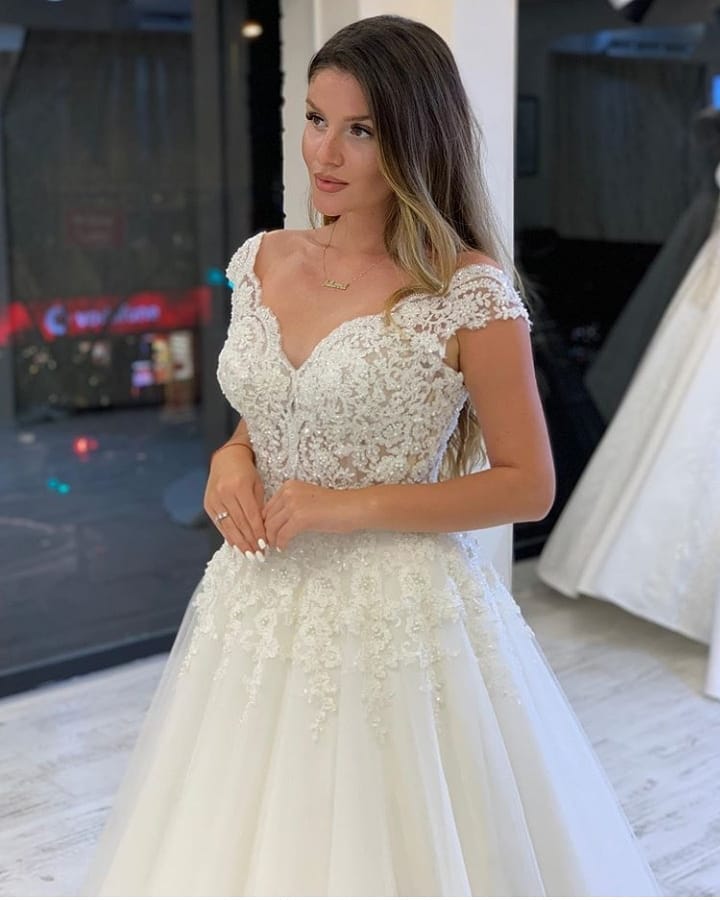 A-line V-neck Sleeveless Floor-length Tulle Wedding Dress With Lace 4