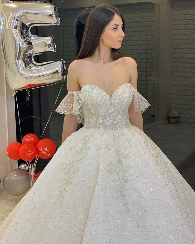 A-line Off-the-shoulder Sweetheart Neck Sleeveless Court Train Wedding Gown With Ruffles 4