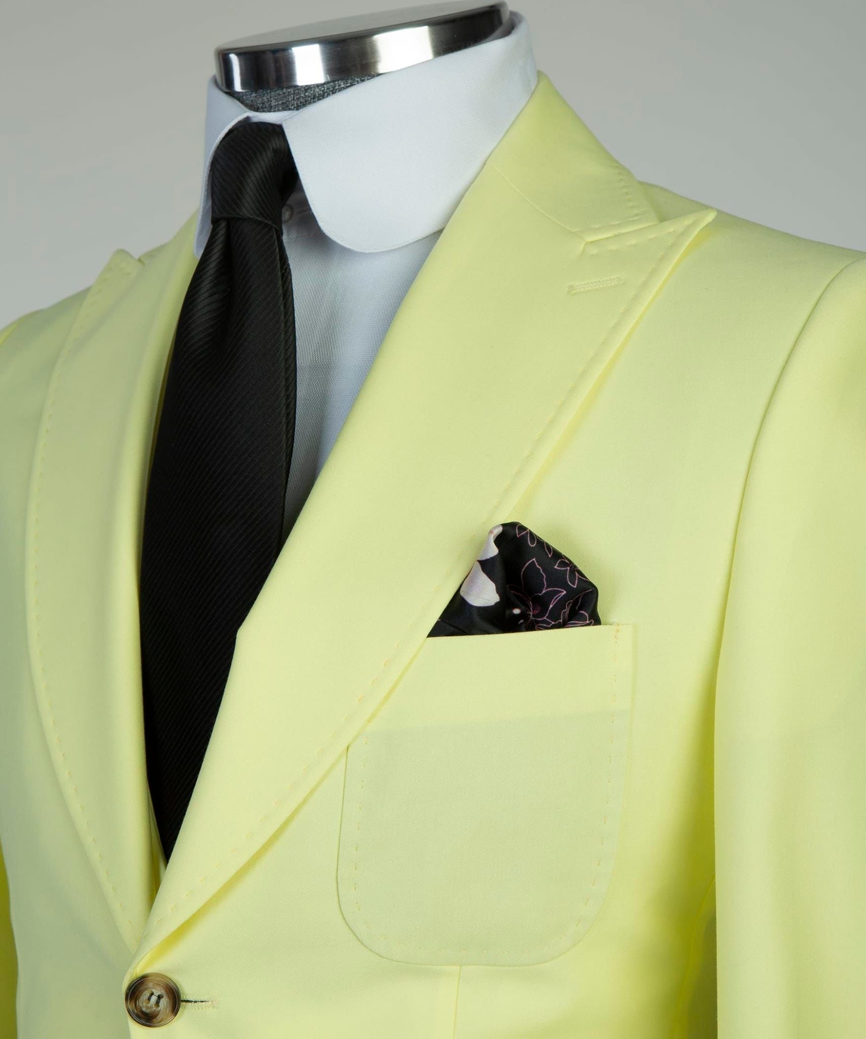 Light Yellow Three Pieces Business Men Suit with Peaked Lapel 4