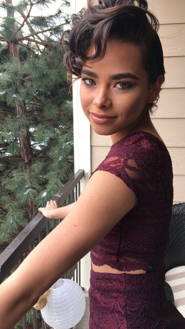 Column Scoop Neck Sweep / Brush Train Formal Dress With Lace 3