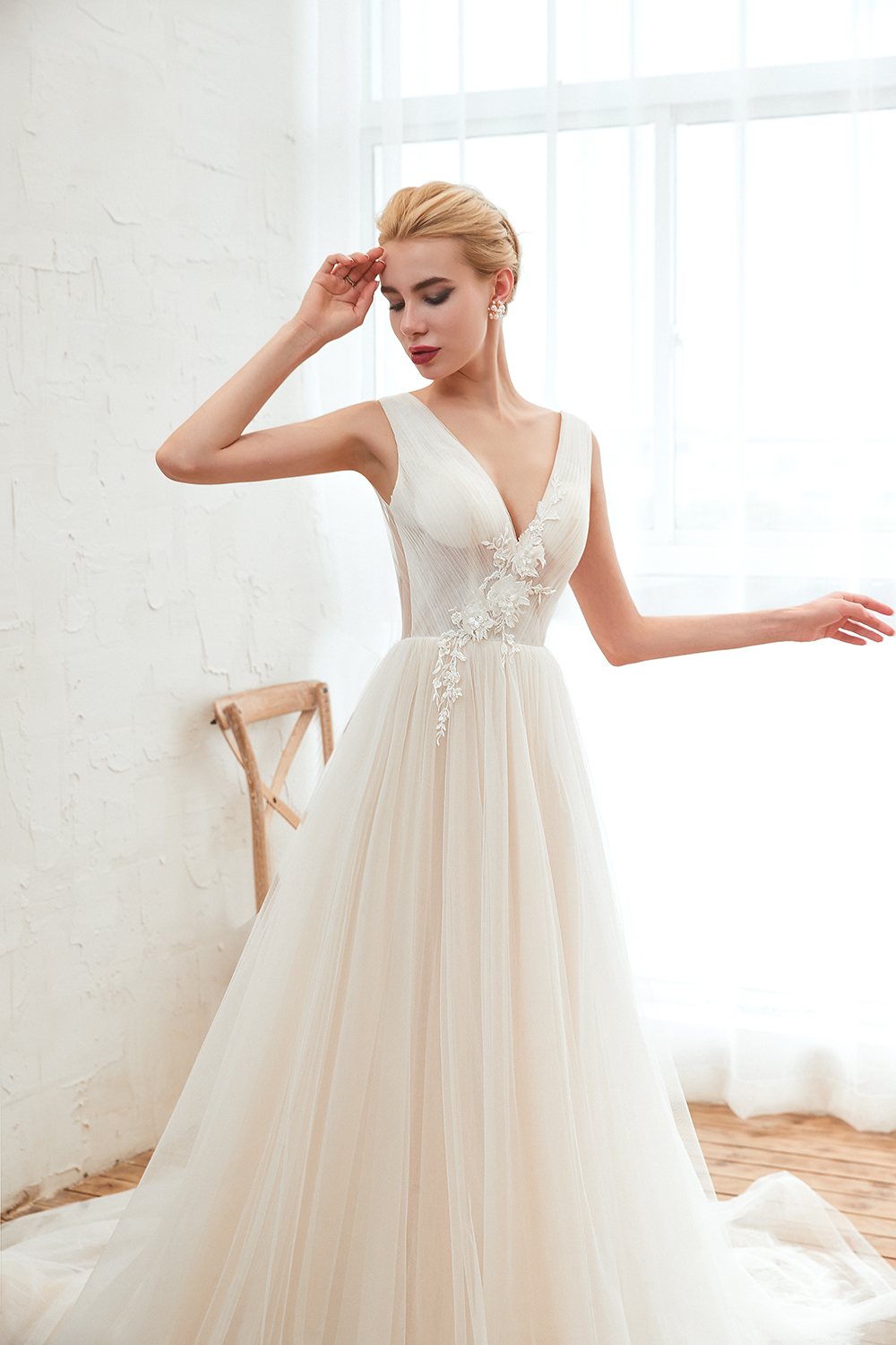 A-line V-neck Sleeveless Chapel Train Tulle Wedding Gown With Rhinestone 9