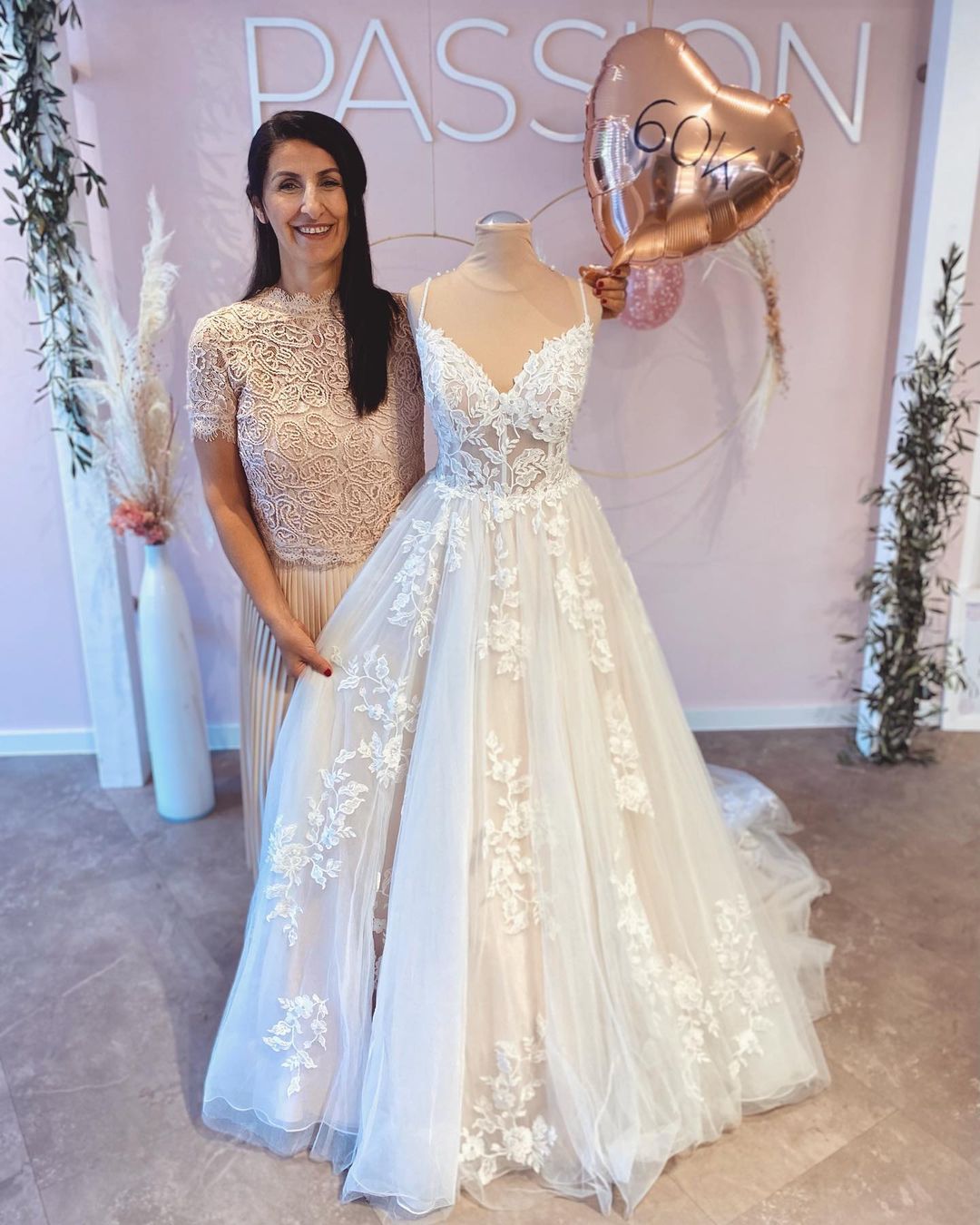 A-line Spaghetti Straps V-neck Sleeveless Sweep / Brush Train Tulle Wedding Gown With Appliques 4