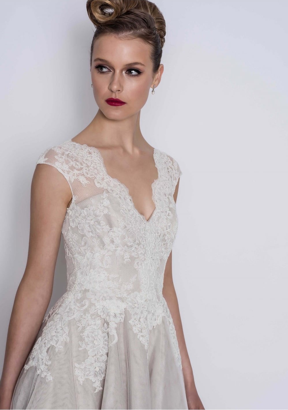 A-line V-neck Sleeveless Tea-length Tulle Wedding Dress With Lace 3