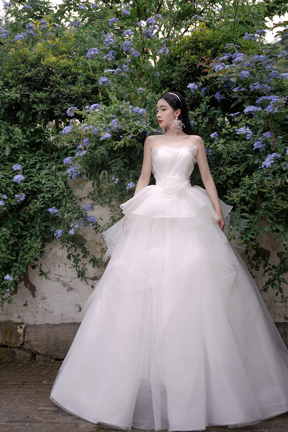 Ball Gown Strapless Sleeveless Floor-length Satin Bridal Gown With Cascading Ruffle 2