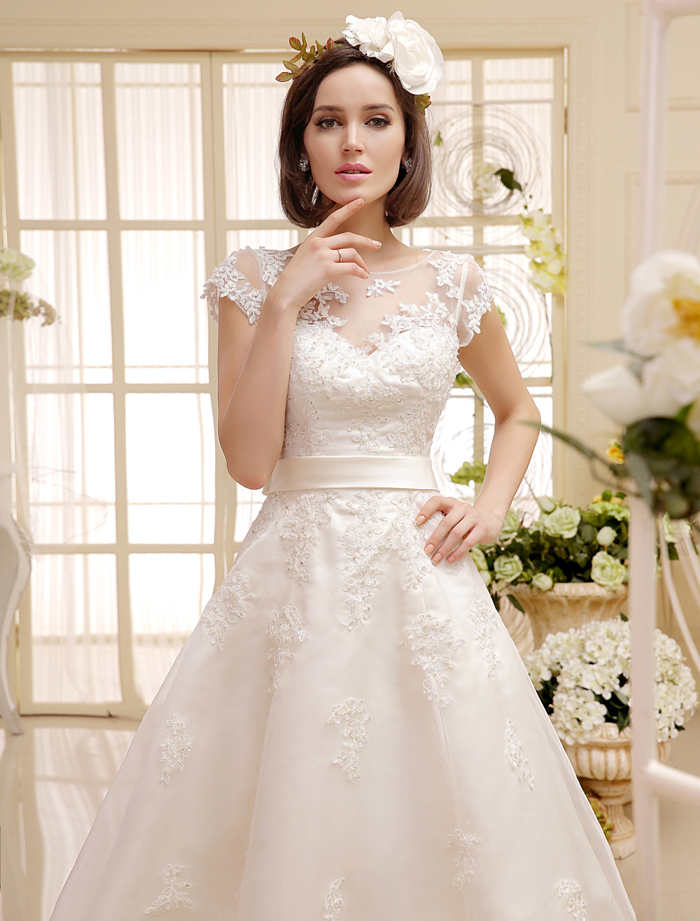 A-line Sweetheart Neck Short Sleeves Mini Organza Wedding Gown With Appliques 5