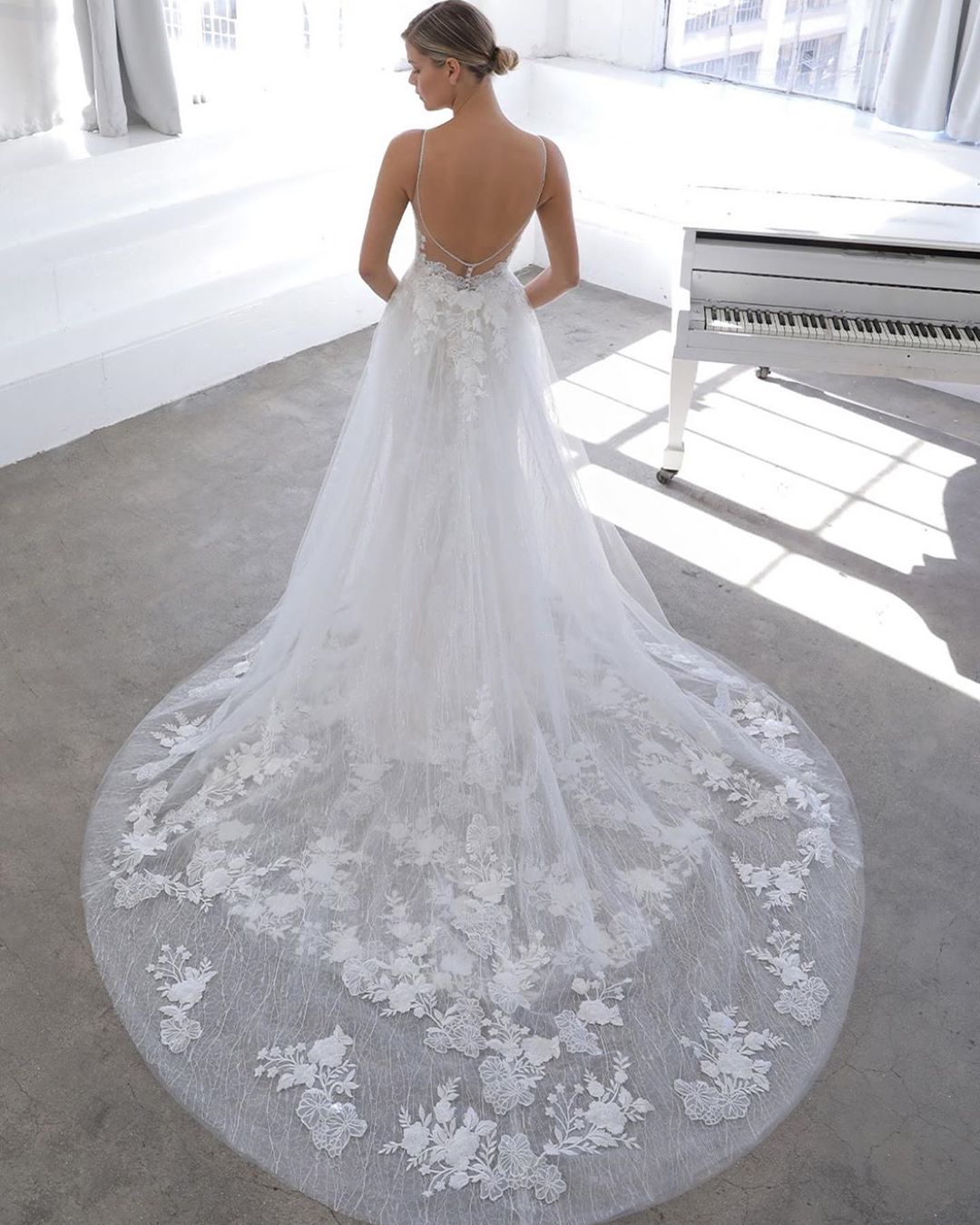 Column Spaghetti Straps V-neck Sleeveless Chapel Train Lace Wedding Gown With Lace 2
