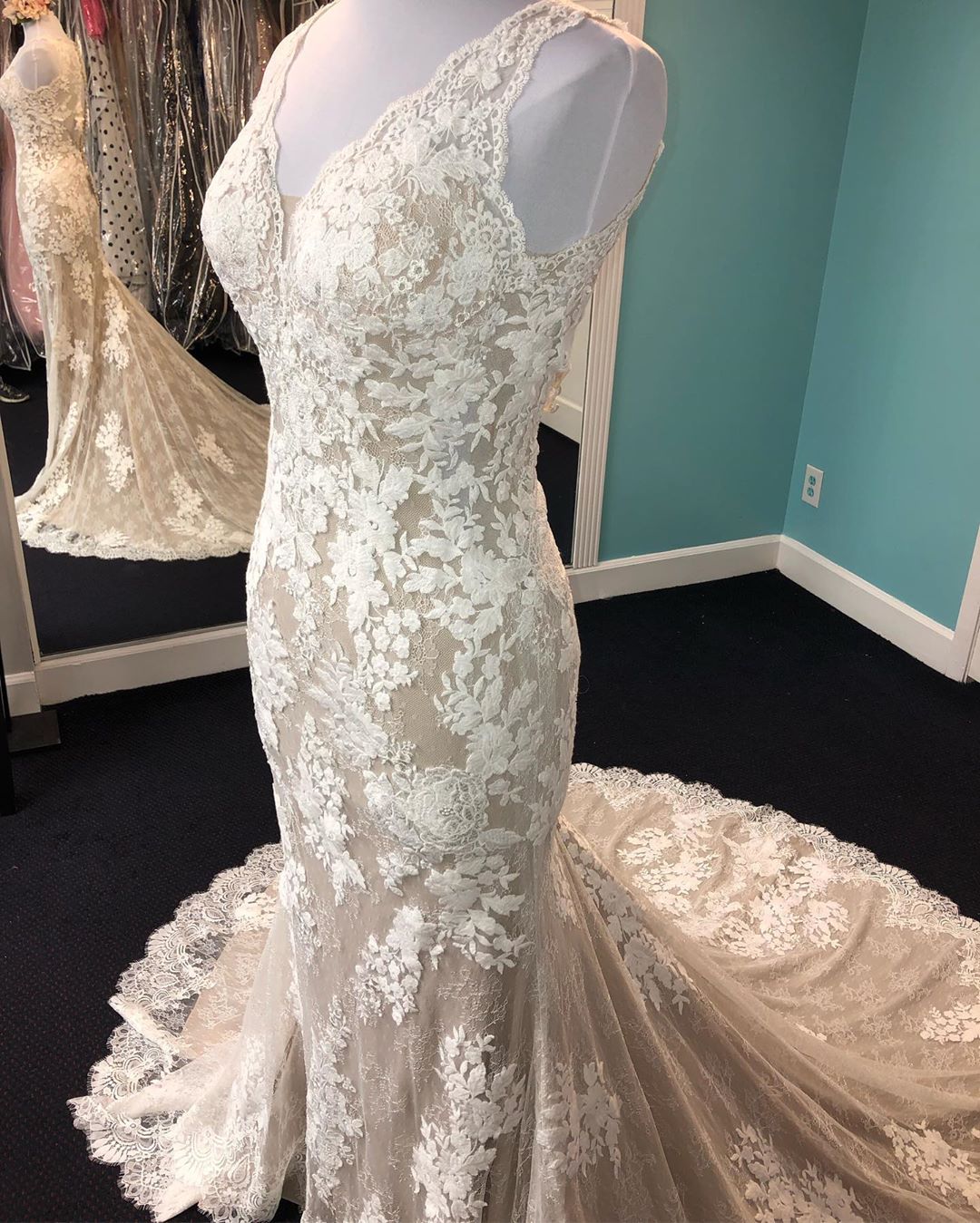 Mermaid V-neck Sleeveless Floor-length Lace Wedding Dress 2