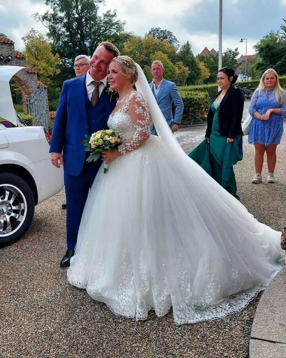 Ball Gown Jewel Neck Sleeveless Chapel Train Tulle Bridal Gown With Lace 5