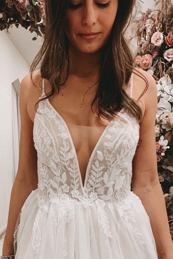 A-line Spaghetti Straps Sleeveless Sweep / Brush Train Tulle Bridal Gown With Appliques 3