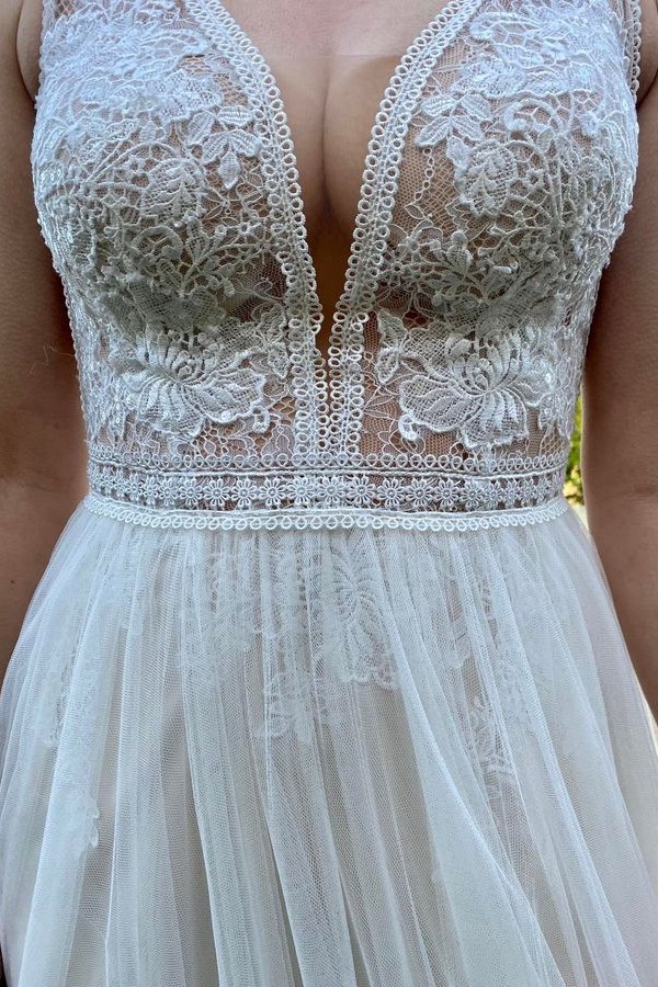 Column V-neck Sleeveless Chapel Train Tulle Bridal Gown With Lace 3