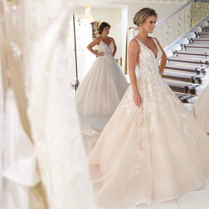 A-line V-neck Sleeveless Chapel Train Tulle Wedding Gown With Lace 4