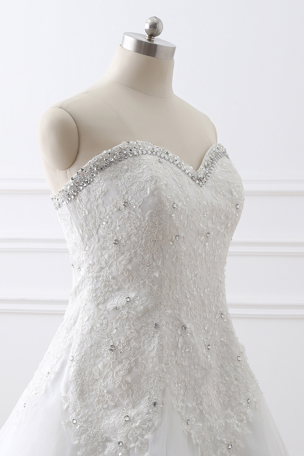 Sweetheart Neck Sleeveless Court Train Tulle Bridal Attire With Lace 5