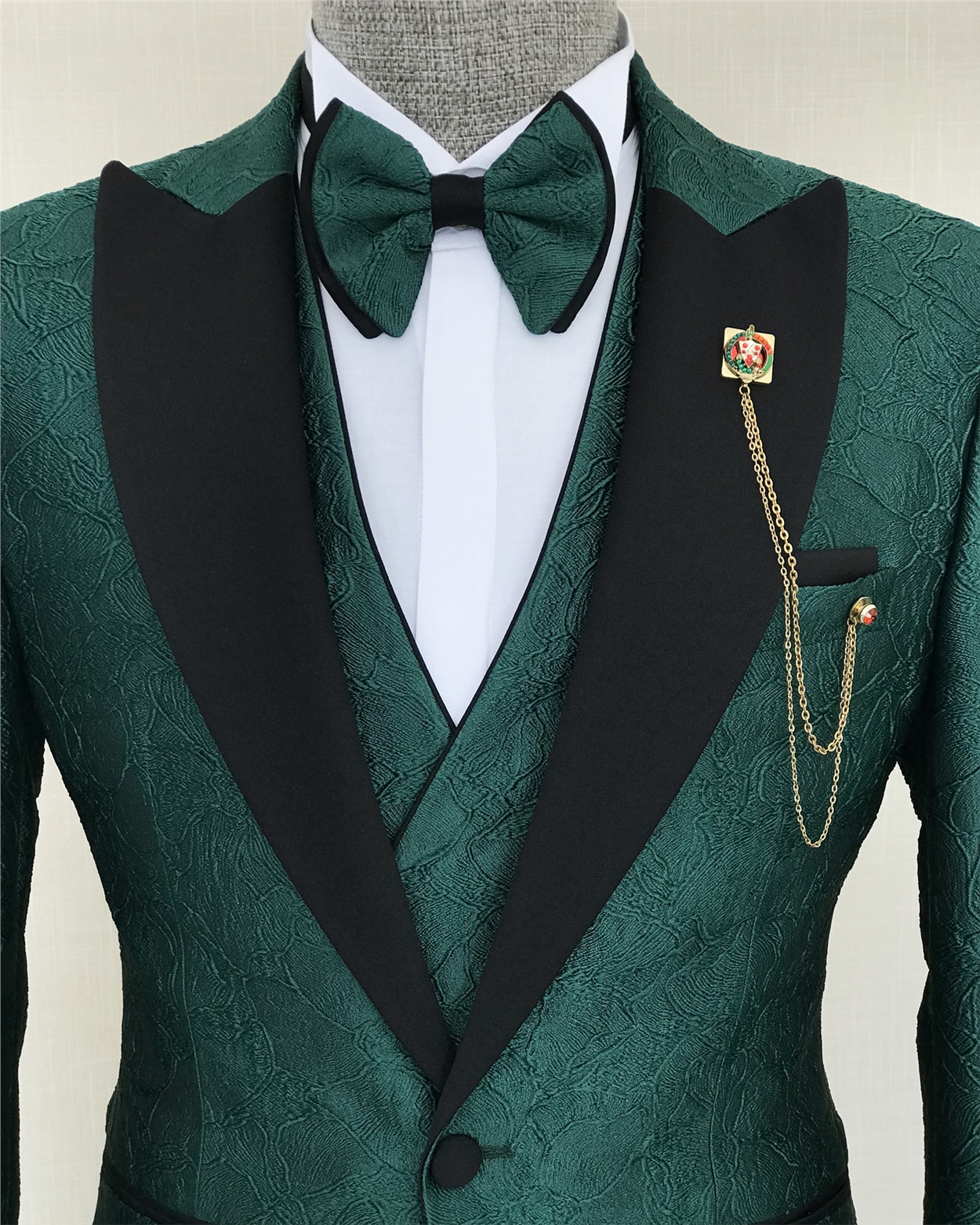 Dark Green Three Pieces Men Suit with Jacquard Peaked Lapel 2