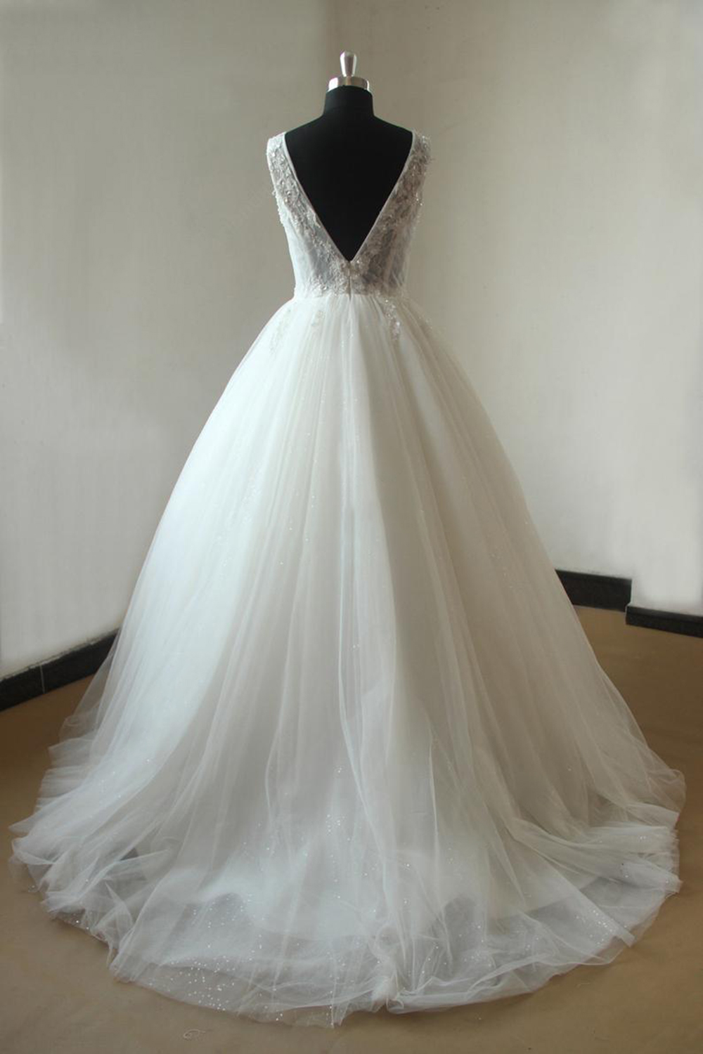 A-line V-neck Sleeveless Floor-length Tulle Bridal Dress With Appliques 2