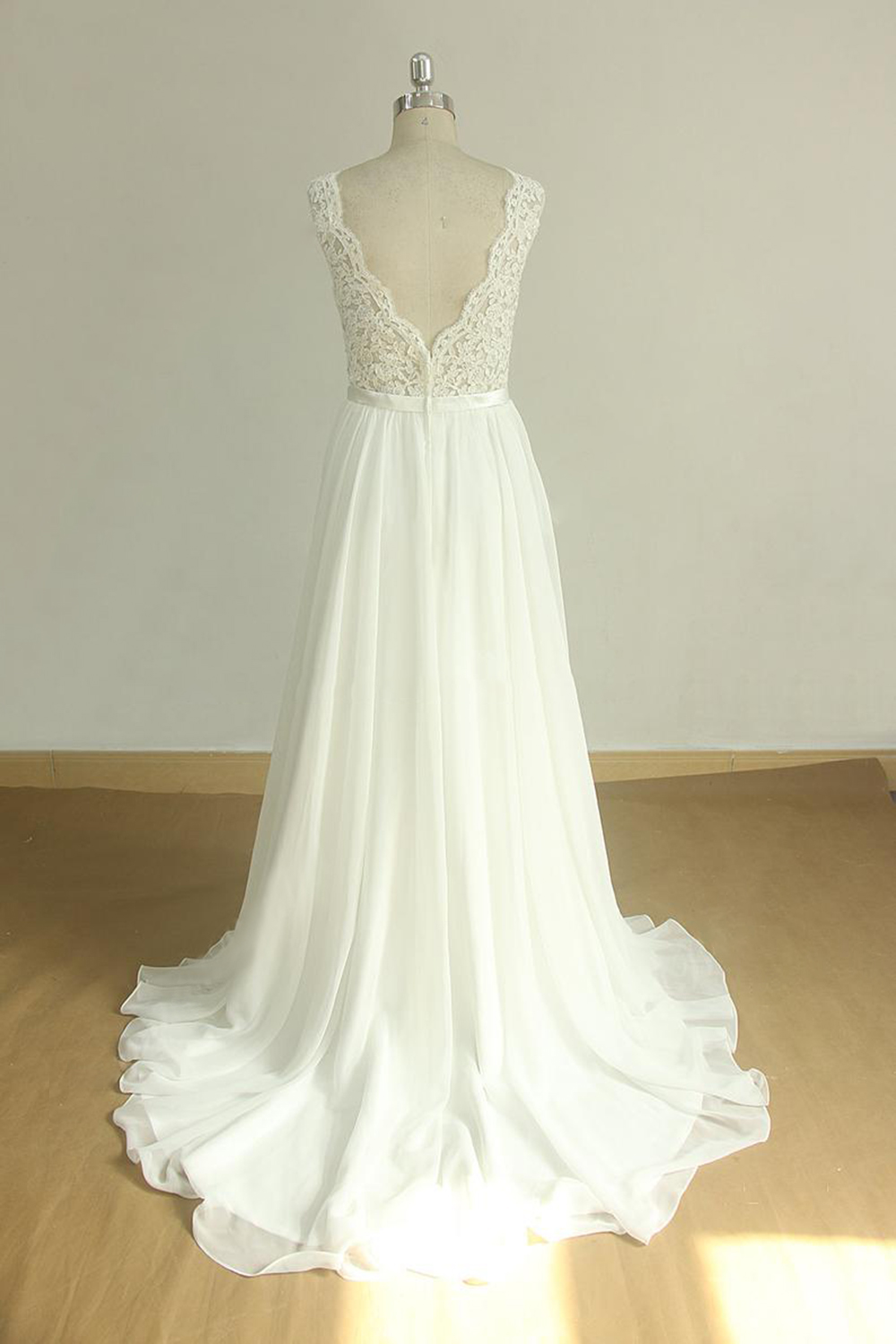 A-line V-neck Sleeveless Floor-length Tulle Wedding Dress With Ribbons 2