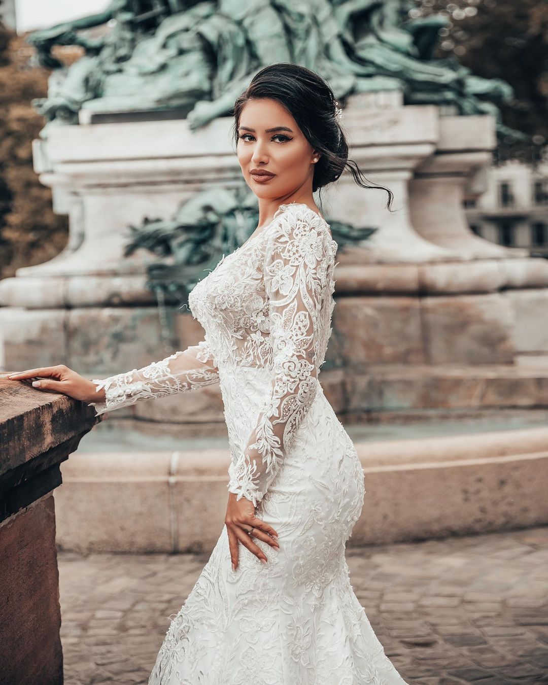 Mermaid V-neck Long Sleeves Chapel Train Lace Bridal Gown With Lace 2