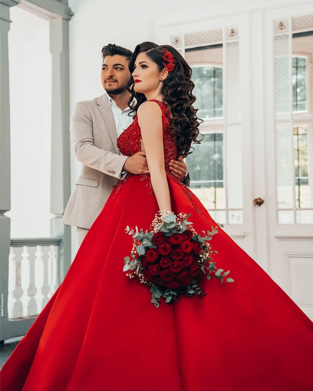 Ball Gown V-neck Sleeveless Chapel Train Satin Wedding Gown With Lace 4