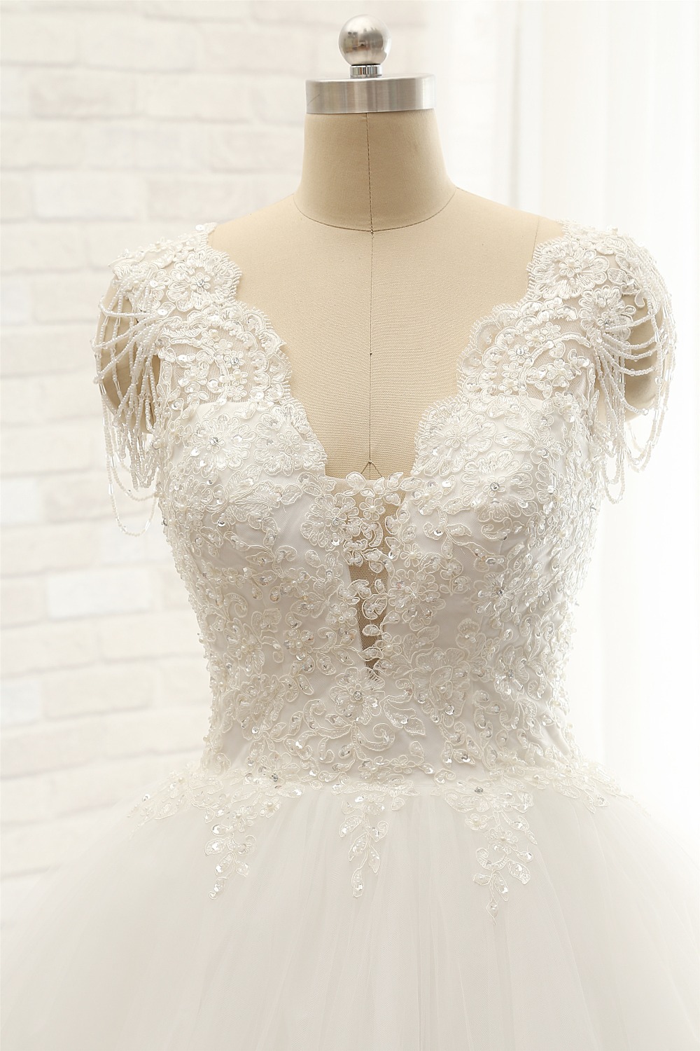 A-line Straps V-neck Sleeveless Floor-length Tulle Wedding Dress With Appliques 3