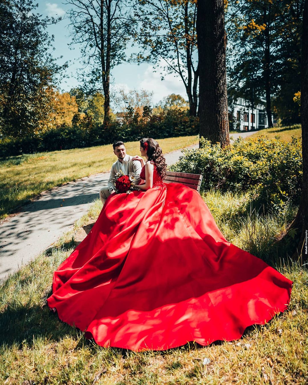 Ball Gown V-neck Sleeveless Chapel Train Satin Wedding Gown With Lace 5