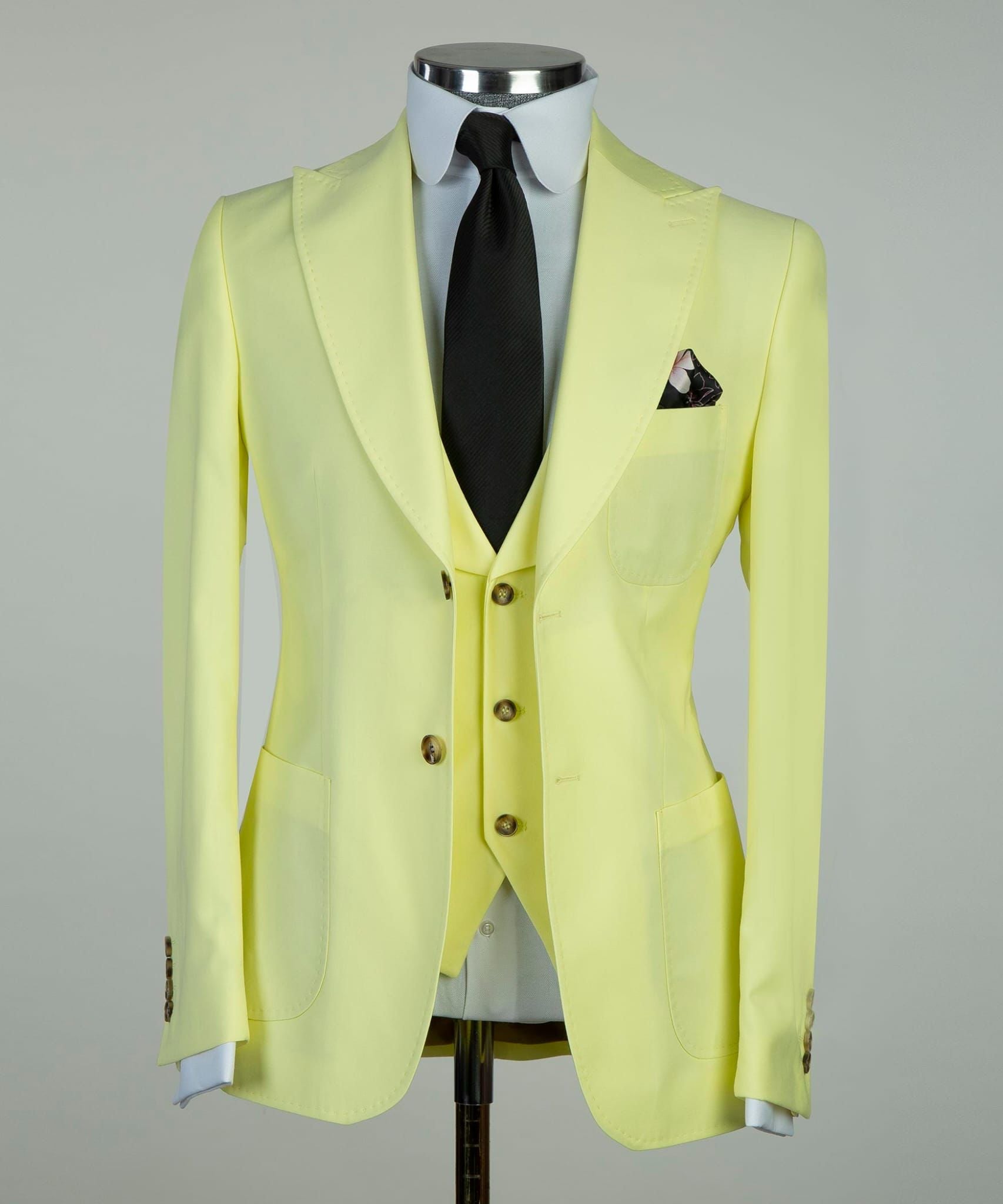 Light Yellow Three Pieces Business Men Suit with Peaked Lapel 5
