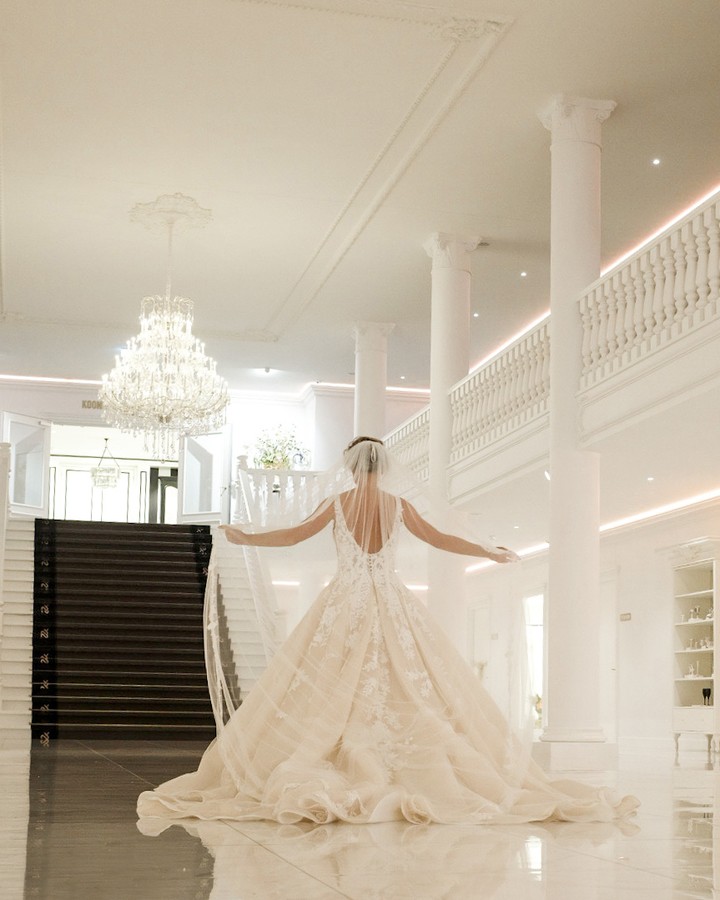 A-line V-neck Sleeveless Chapel Train Tulle Wedding Gown With Lace 2