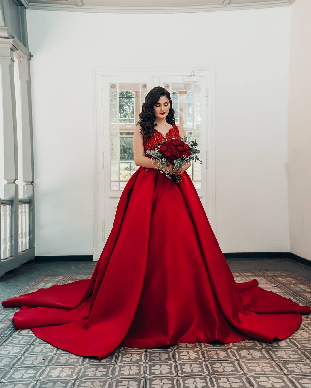 Ball Gown V-neck Sleeveless Chapel Train Satin Wedding Gown With Lace 2