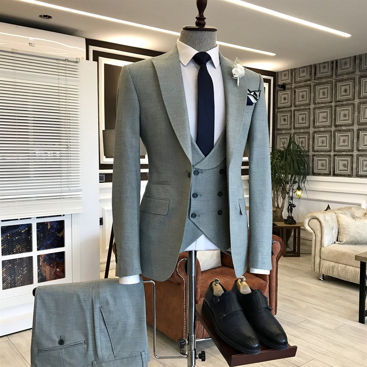 Gray Business Suit with Peaked Lapel 2