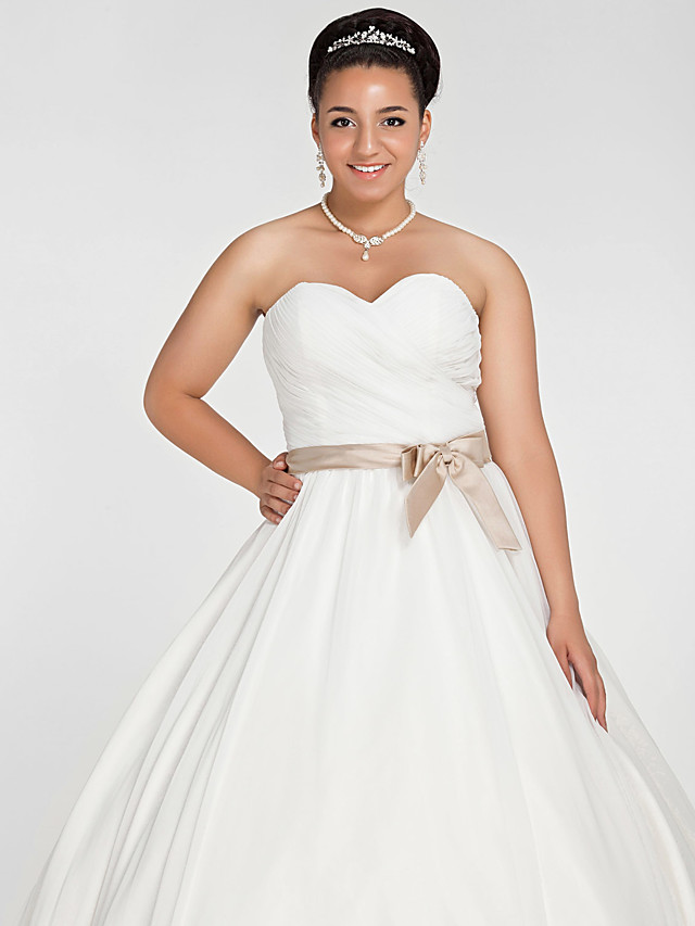 Ball Gown Strapless Sweetheart Neck Tulle Wedding Gown With Court Train 5