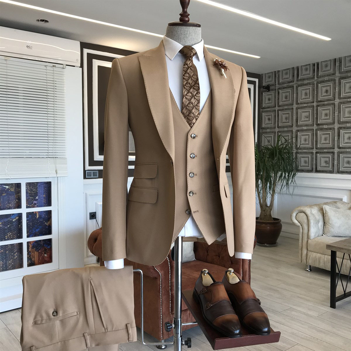Brown Peaked Lapel Business Suit 2