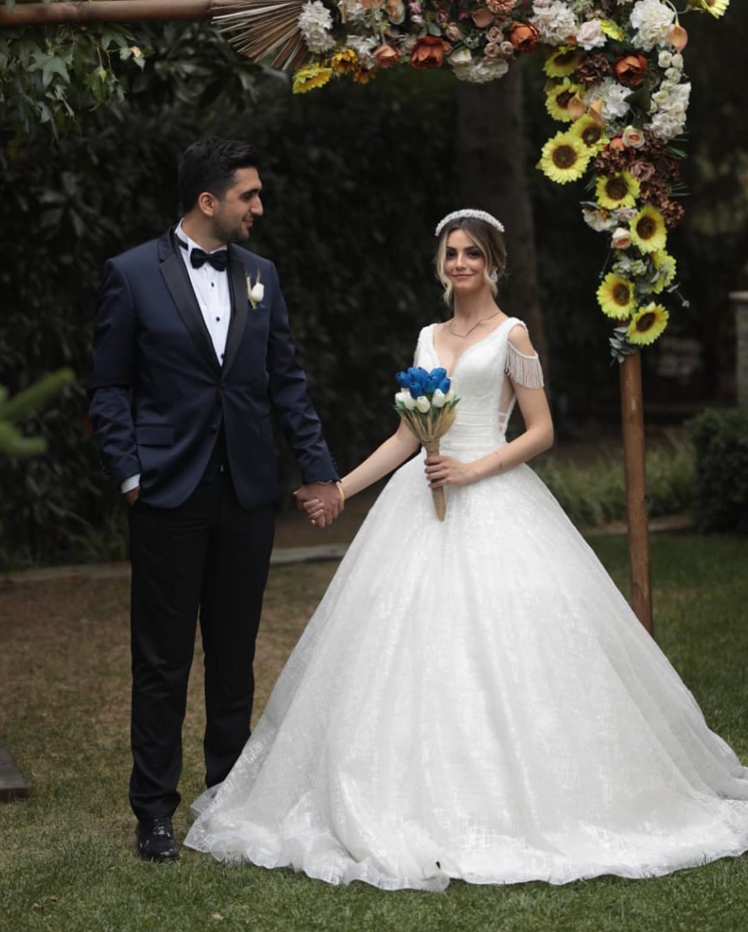 Ball Gown Sweetheart Neck Sleeveless Court Train Organza Bridal Dress With Beading 3