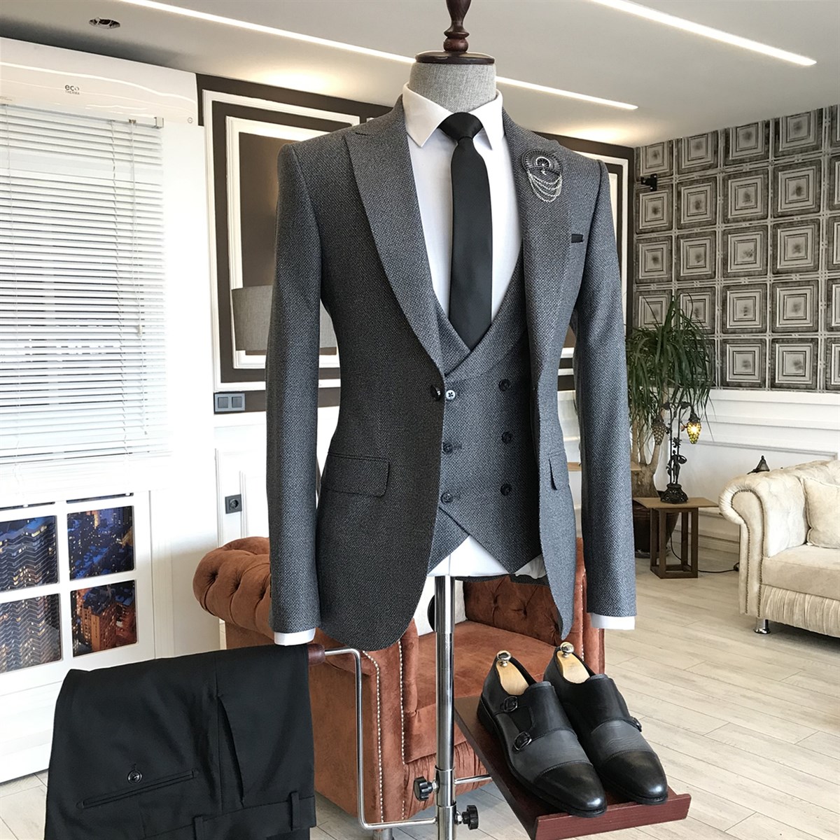 Gray Peaked Lapel Business Suit 2