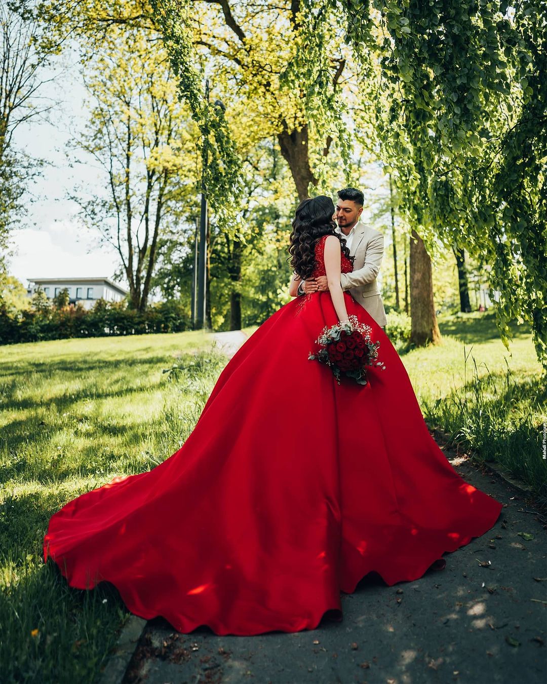 Ball Gown V-neck Sleeveless Chapel Train Satin Wedding Gown With Lace 3