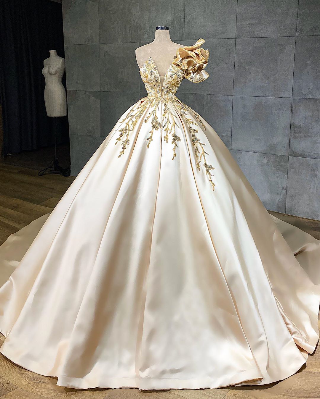 A-line Sweetheart Neck Sleeveless Chapel Train Satin Wedding Gown With Lace 2