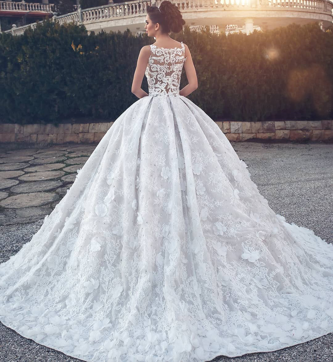 Ball Gown V-neck Sleeveless Court Train Wedding Gown With Appliques 3
