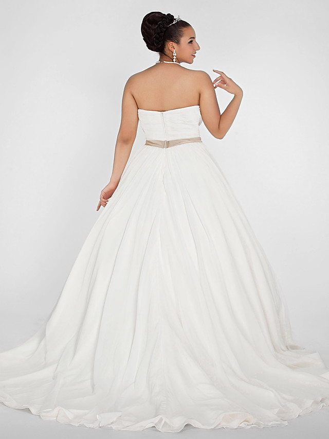 Ball Gown Strapless Sweetheart Neck Tulle Wedding Gown With Court Train 4